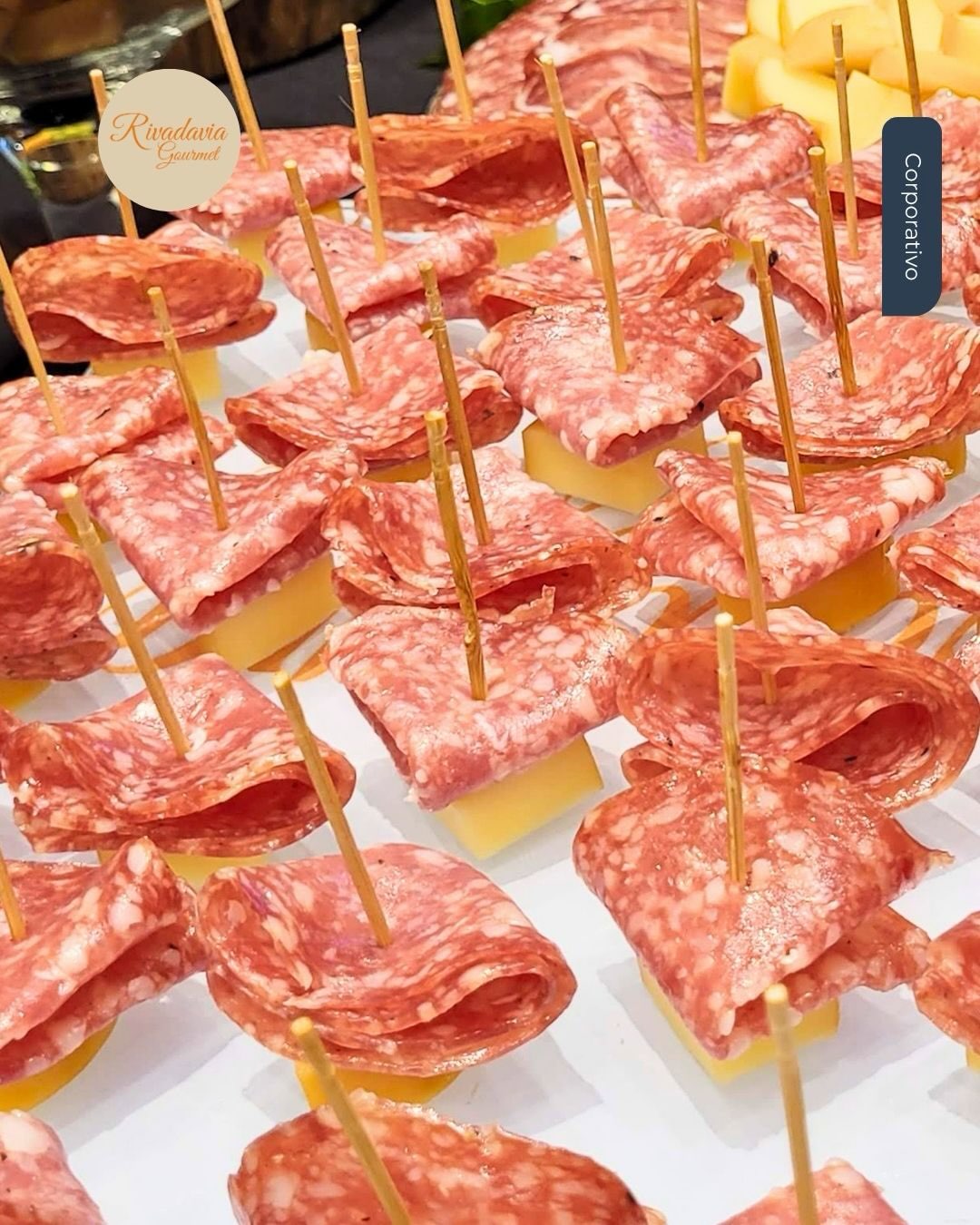 Espetinhos de salame e queijo