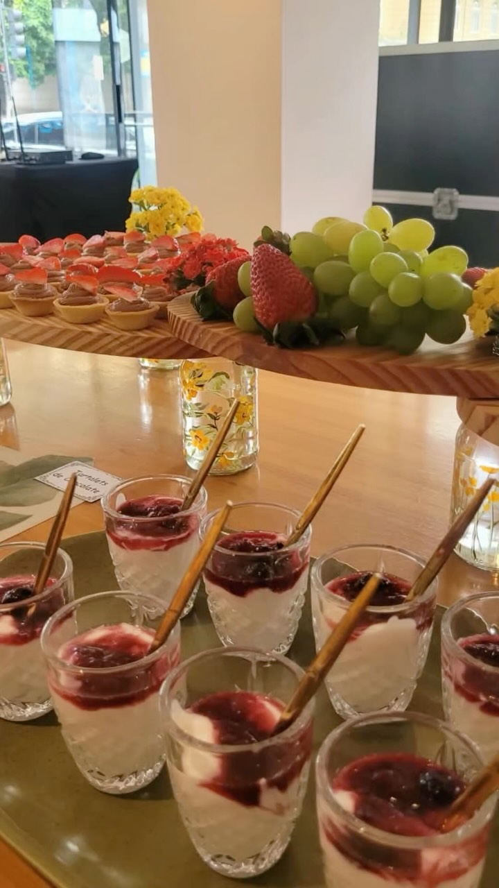 Sobremesas em copos com frutas em recepção